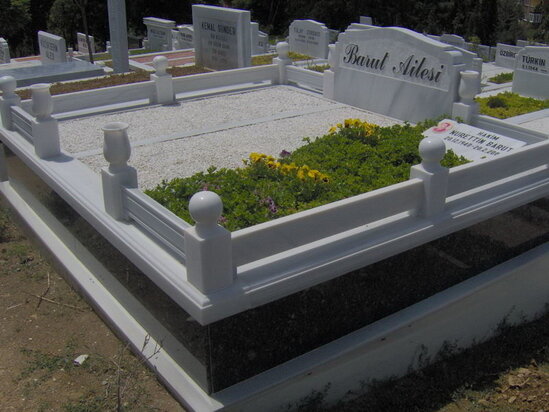 Övladlar atalarının baş daşına söyüş həkk etdilər