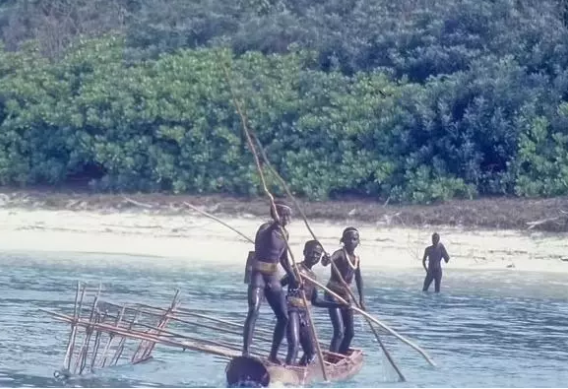 İnsanlıqdan təcrid olunmuş qəbiləyə "hədiyyə" verən turist həbs olundu