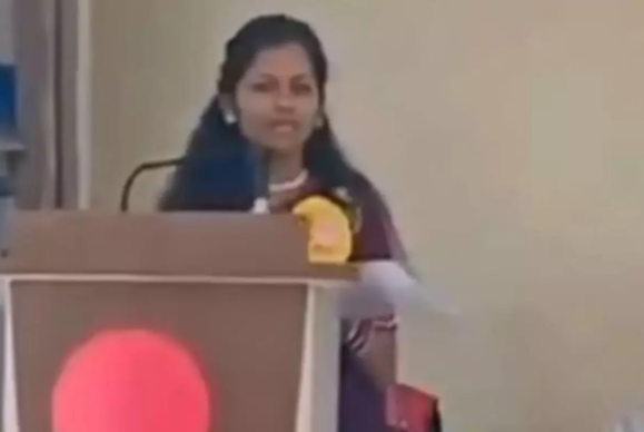 20 yaşlı tələbə tədbirdə çıxışı zamanı yıxılaraq dünyasını dəyişib - VİDEO