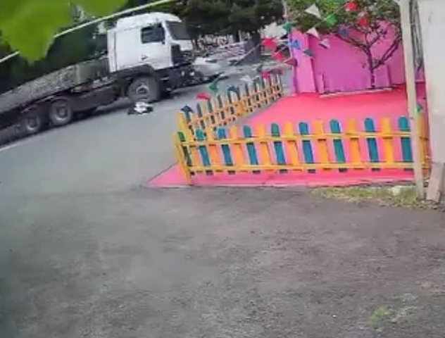 Yolu keçmək istəyən kişini ağırtonnajlı maşın vurdu - ANBAAN VİDEO