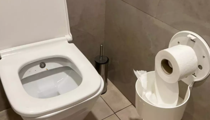 14 yaşlı qız xəstəxana tualetində dünyaya gətirdiyi körpəni atıb qaçdı