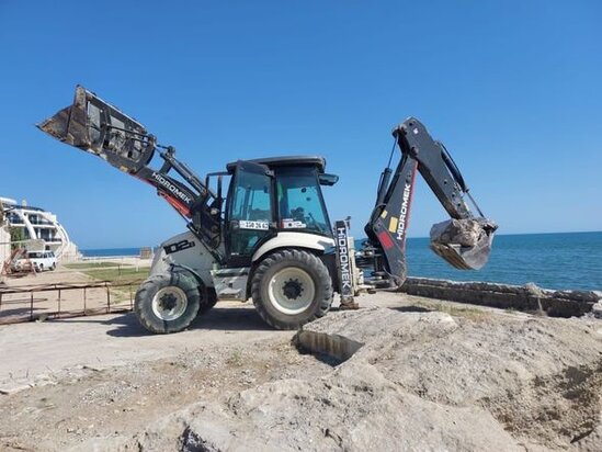 Xəzər sahili sökülən qanunsuz tikililərin qalıqlarından təmizlənir - FOTO