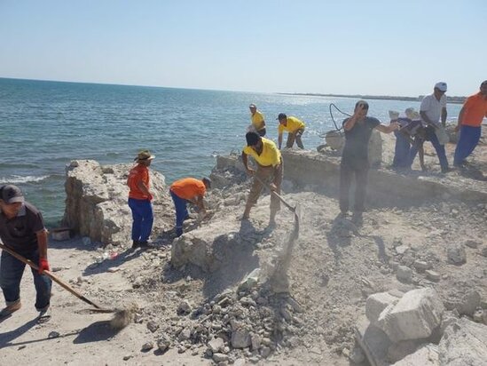 Xəzər sahili sökülən qanunsuz tikililərin qalıqlarından təmizlənir - FOTO