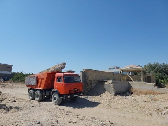 Xəzər sahili sökülən qanunsuz tikililərin qalıqlarından təmizlənir - FOTO