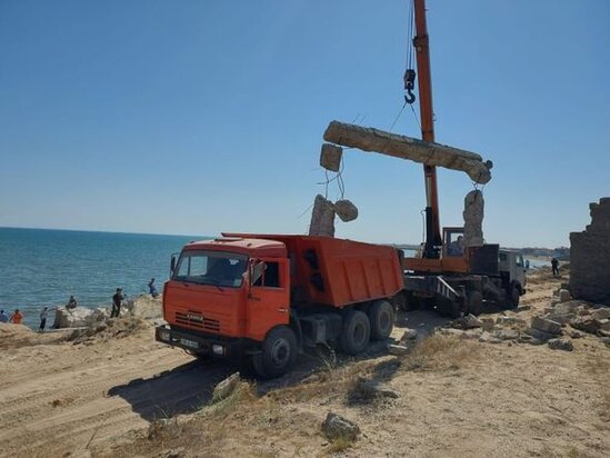 Xəzər sahili sökülən qanunsuz tikililərin qalıqlarından təmizlənir - FOTO