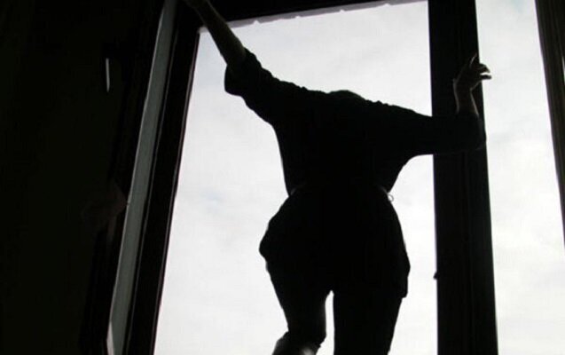 Xırdalanda gənc qız özünü binadan atdı