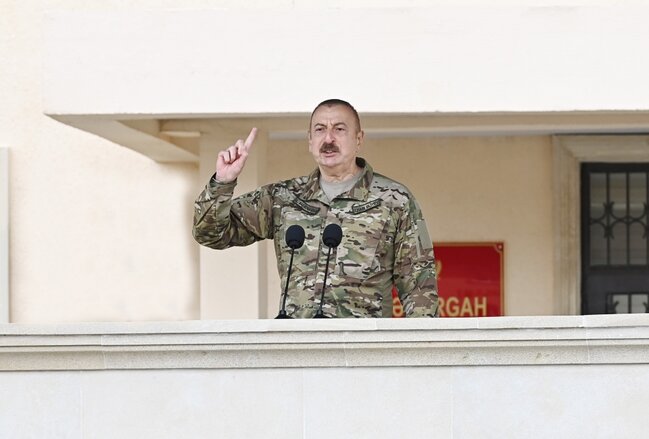 Prezident XTQ-nin hərbi hissəsində - FOTOLAR