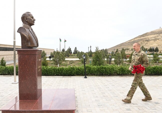 Prezident XTQ-nin hərbi hissəsində - FOTOLAR