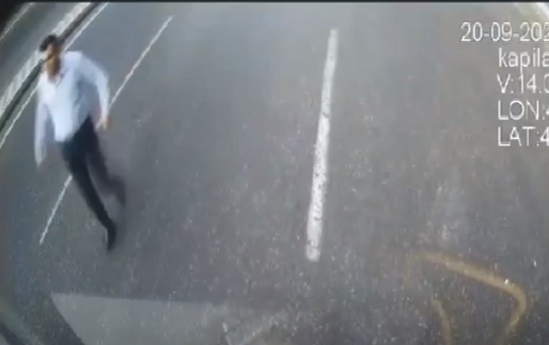 Bakıda naməlum şəxs avtobusa hücum edib şüşələrini sındırdı - Video