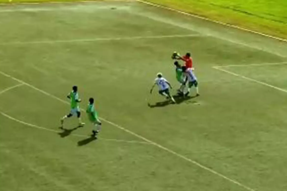 Oyun zamanı qapıçı ilə toqquşan futbolçu həyatını itirib - VİDEO