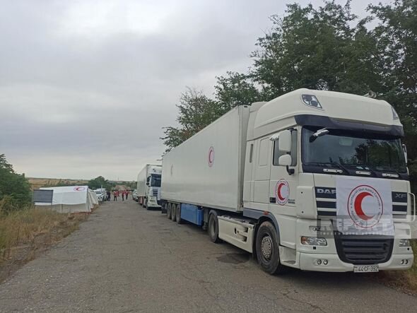 Bakıdan erməniəsilli şəxslərə yardım aparan TIR-lar Ağdam-Xankəndi yolunda gözləyir - YENİLƏNİB - FOTO