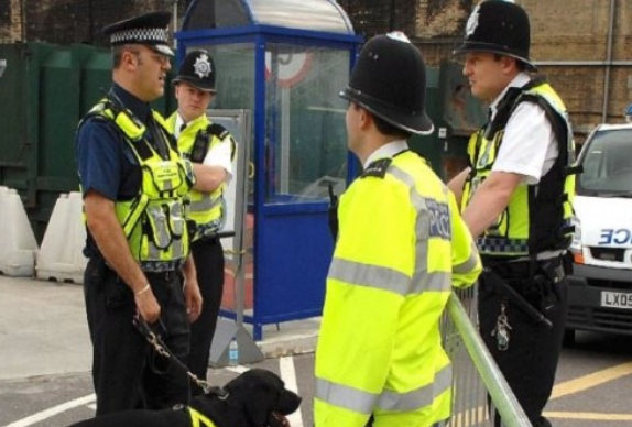 60 yaşlı qadın oğluna görə polisi dişlədi