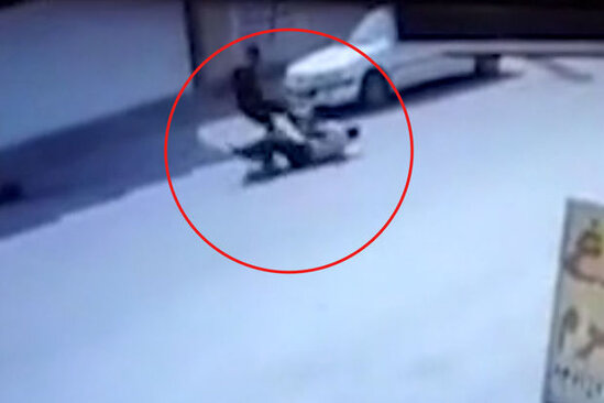 İranda polislər hər iki ayağı sınan siyasi fəalı qəddar şəkildə döydülər – VİDEOhttps://sonxeber.az/267531/iranda-polisler-her-iki-ayagi-sinan-siyasi-