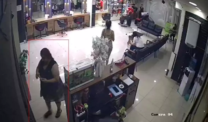 Gözəllik salonunda saçını boyadan qadın, pul verməmək üçün görün hansı bəhanə ilə qaçdı