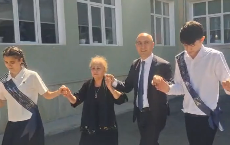 Nazir məzunlarla "Yallı" oynadı - Video