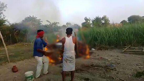 Gəlinlə bəy toy gecəsi öldü! - Səhər kənd meydanında yandırdılar - FOTO