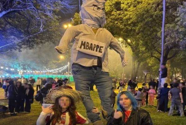 Mbappeyə nifrətin həddi: Müqəvvasını yandırdılar