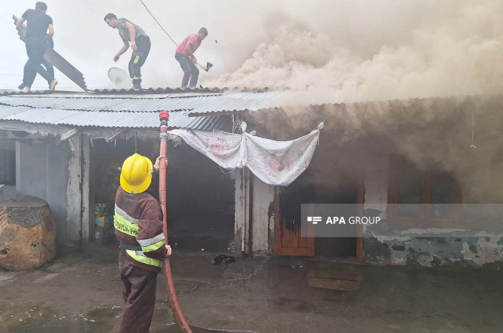 Ucarda bazarda səkkiz mağaza yanıb