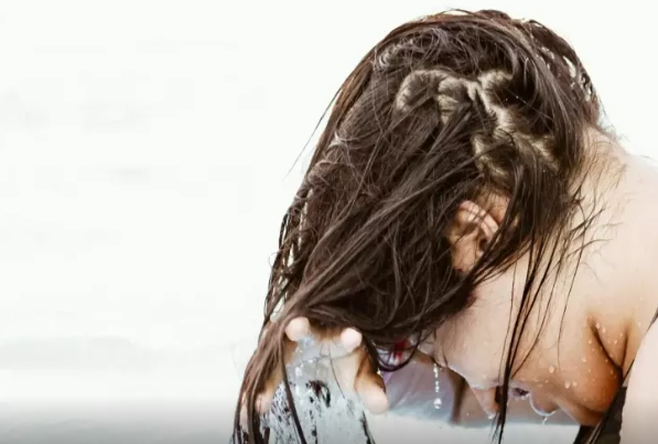 Yaş saçla yatmaq düşündüyünüzdən daha çox zərər verə bilər