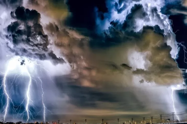 Ölkəni ildırım zərbələri vurdu: çoxlu sayda insan öldü