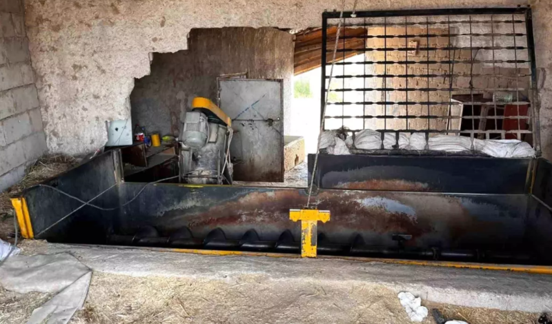 Yem qarışdırma tankına düşən işçi yaralı halda xilas edildi