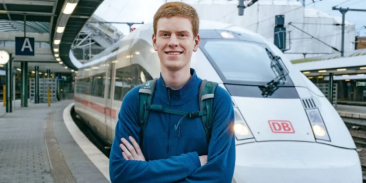 Bu yeniyetmə kirayə pulu ödəməmək üçün qatarda qalır!