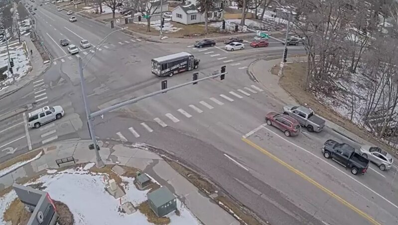 Yer çökdü, iki avtomobil çuxura düşdü - VİDEO