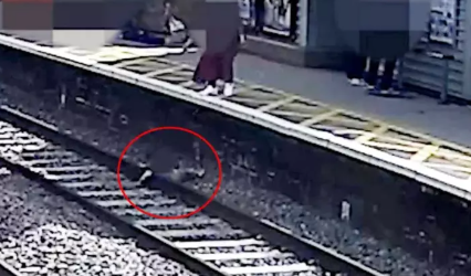 3 yaşlı uşaq relslərin üzərinə yıxıldı: Son anda xilas EDİLDİ - VİDEO