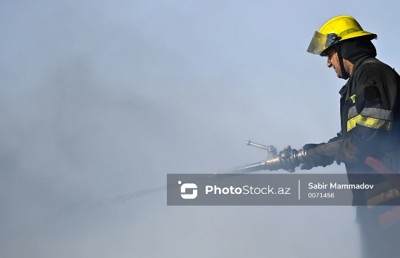 Yevlaxda yanacaqdaşıyan avtomobil yandı