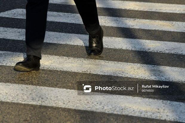 Bakıda avtomobil polis əməkdaşını vurub