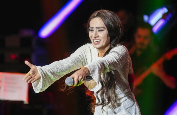 Məşhur türkiyəli müğənni Yıldız Tilbedən səmimi etiraf: "Mikrofon tutmağıma qadağa qoyuldu"