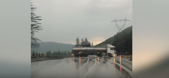 Güclü yağış sürücüyə çətin anlar yaşatdı - VIDEO