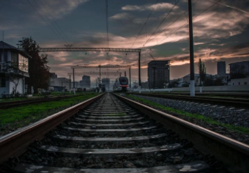 Azərbaycanda qatar yolu müəyyən olunmayan yerdən keçən gənci vuraraq öldürüb