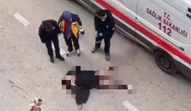 Əsəbiləşən qadın yolun ortasında uzandı