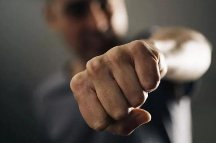 Qonşusunu yumruqla vurub öldürdü: Yüngül cəza verildi