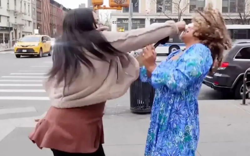 Küçə müsahibəsi zamanı müxbiri yumuruqla vurdu - VİDEO