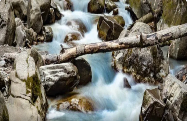 Yuxuda axar su görmək nə deməkdir?