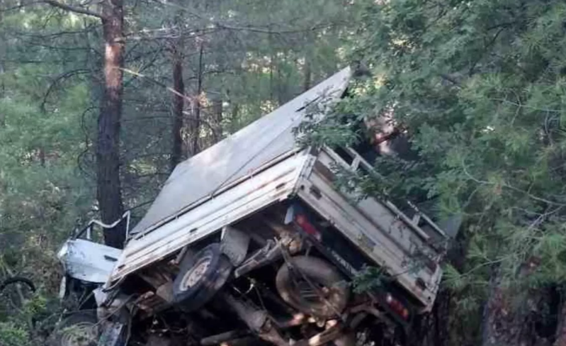 Yük maşını uçuruma yuvarlandı, sürücü həyatını itirdi