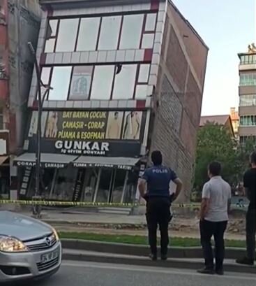 Sökülmə qərarı verilən bina çökdü - VİDEO