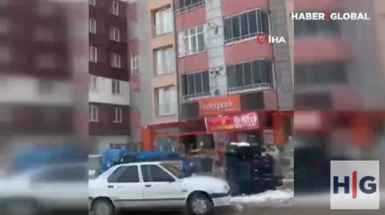 Binalar əvvəlcə çatladı, sonra yerlə-yeksan oldu-VİDEO