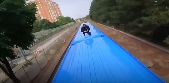 Qatarın üstündə bayraq açan şəxsləri polis saxladı-VİDEO