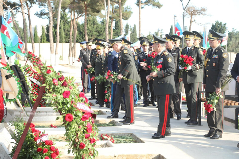 Müdafiə Nazirliyinin rəhbər heyəti Şəhidlər xiyabanını ziyarət edib - FOTO