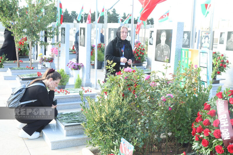 Müdafiə Nazirliyinin rəhbər heyəti Şəhidlər xiyabanını ziyarət edib - FOTO