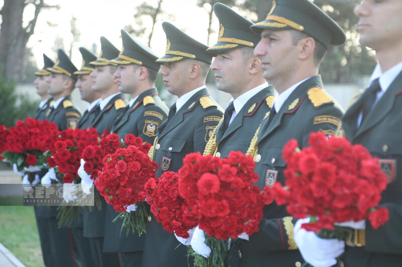Müdafiə Nazirliyinin rəhbər heyəti Şəhidlər xiyabanını ziyarət edib - FOTO