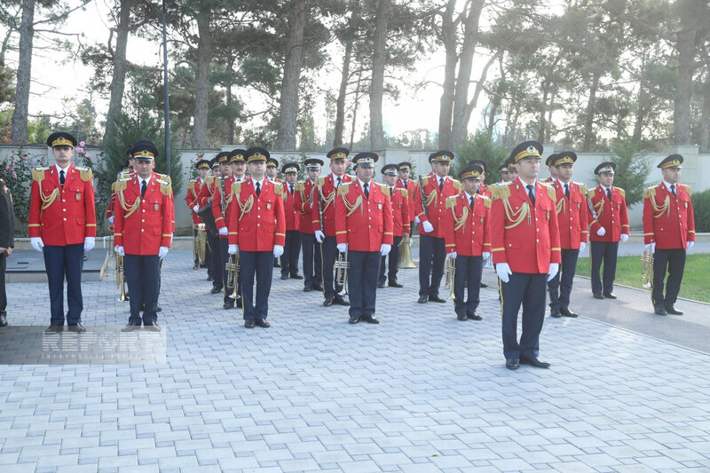 Müdafiə Nazirliyinin rəhbər heyəti Şəhidlər xiyabanını ziyarət edib - FOTO