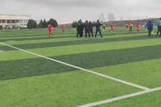 Azərbaycanda baş məşqçinin hakimi döyməsinin görüntüləri - VİDEO