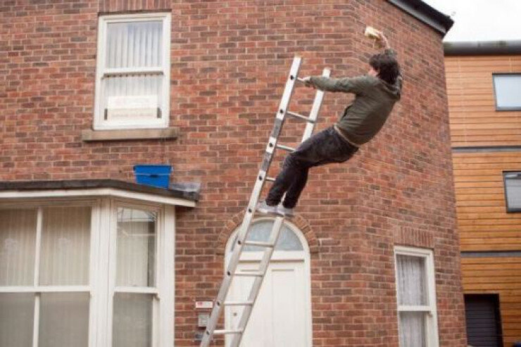 Zaqatalada elektrik nərdivandan yıxılaraq öldü