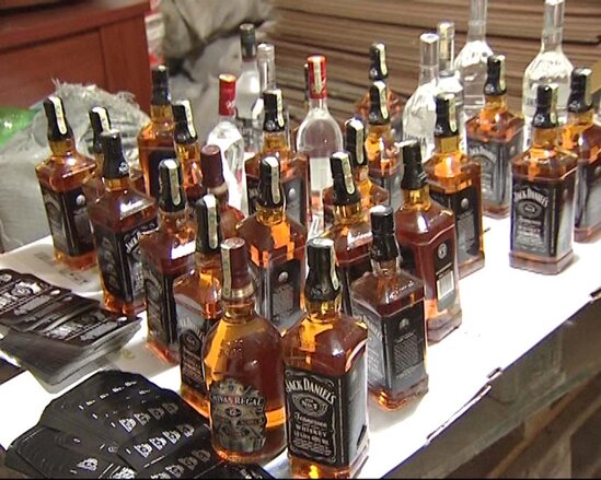 Evindən 246 litr saxta içki tapıldı - FOTO