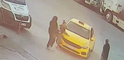 Qadın sərnişinlə sürücü arasında: Maşının güzgüsünü sındırdı -VİDEO