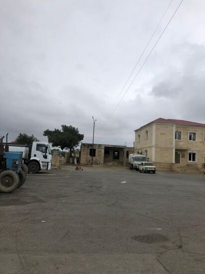 ŞİKAYƏT: Mehdiabadda bələdiyyə binasının yaxınlığı zibil poliqonuna çevrilib, sahibsiz itlər insanlara hücum edir - FOTO